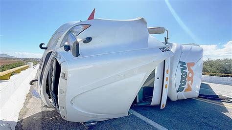 Vuelcan Tr Ilers En La Ventosa Oaxaca Por Fuertes R Fagas De Viento