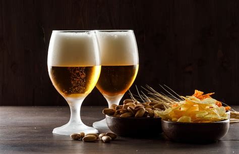 Schuim Bier Met Pistache Tarwe Oren Chips In Goblet Glazen Op Houten