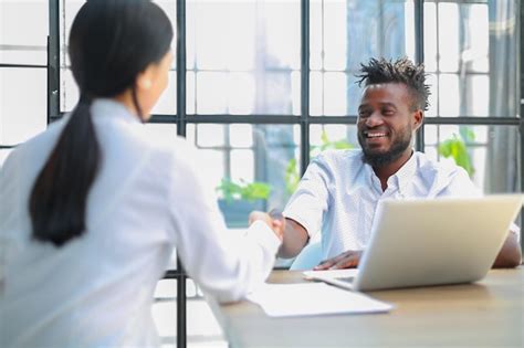 Gente de negocios dándose la mano terminando una reunión Foto Premium