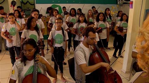 Volunt Rios Fazem Vaquinha Para Montar Escola De M Sica Na Estrutural