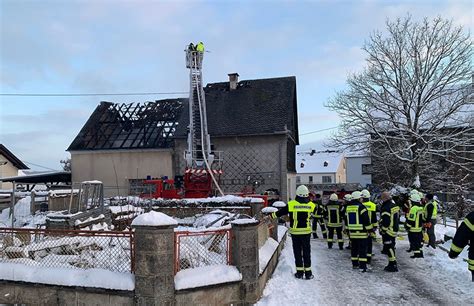 Rlp Scheunenbrand Greift Auf Wohnhaus Ber Feuerwehrkr Fte Im