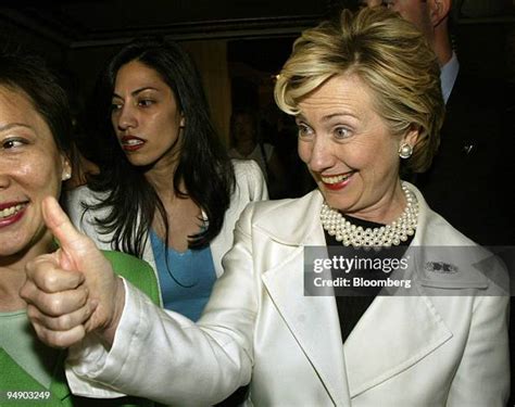 Us Clinton Thumbs Up Photos Et Images De Collection Getty Images