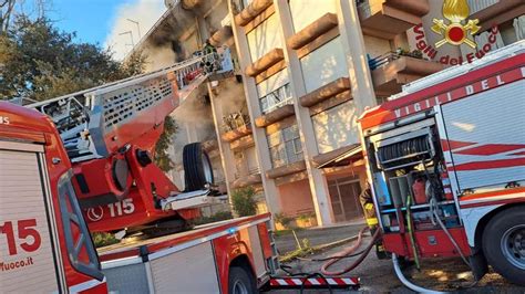 Rimane Intrappolata Nel Suo Appartamento Dopo Lo Scoppio Di Un Incendio