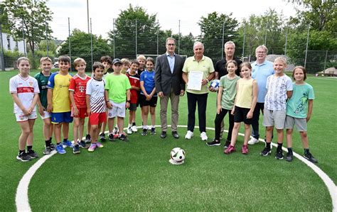 Sportbürgermeister Maier übergibt saniertes Kleinspielfeld mit neuem