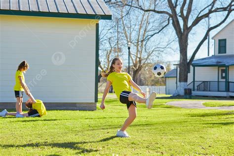 Fondo Amigo Niñas Adolescentes Jugando Fútbol Soccer En Un Parque Turf