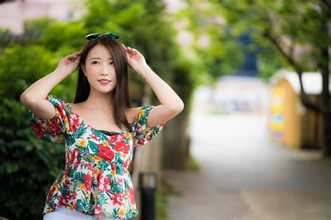 Wallpaper Asian Brunette Looking Away Crop Top Sunglasses Depth