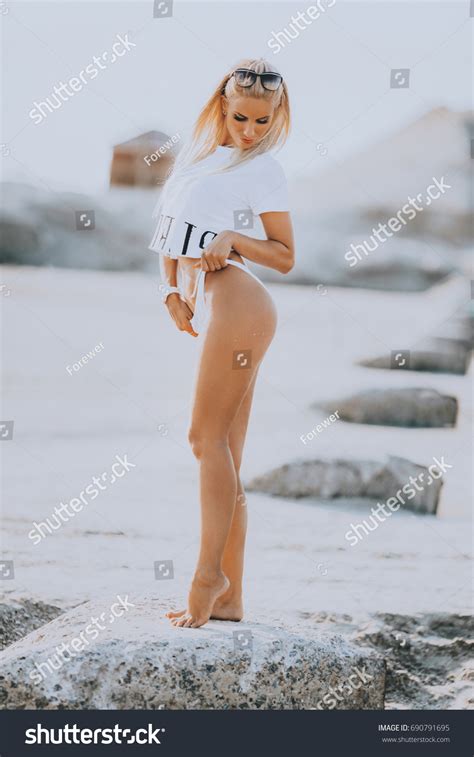 Sexy Bikini Girl Posing Beach 스톡 사진 690791695 Shutterstock