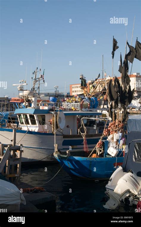 Los pequeños barcos pesqueros arrastreros de pesca en barco arrastrero