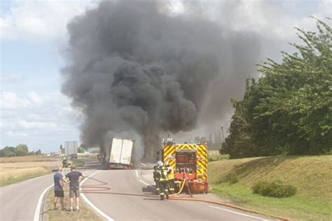 Un Camion Prend Feu Près Dun Rond Point Entre Pont Audemer Et Bourg Achard