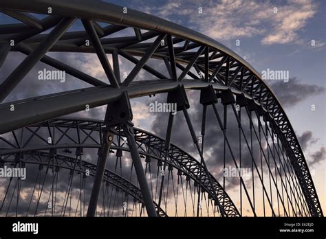 Pont Suspendu En Arc En Acier Banque De Photographies Et Dimages