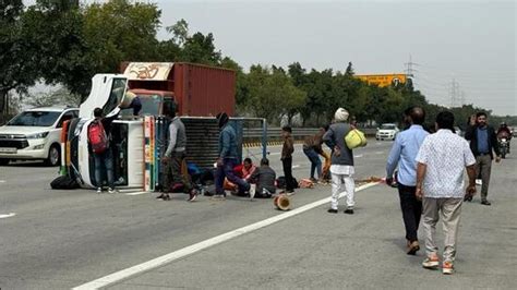 Seven Injured As Tempo Overturns On Yamuna Expressway Hindustan Times