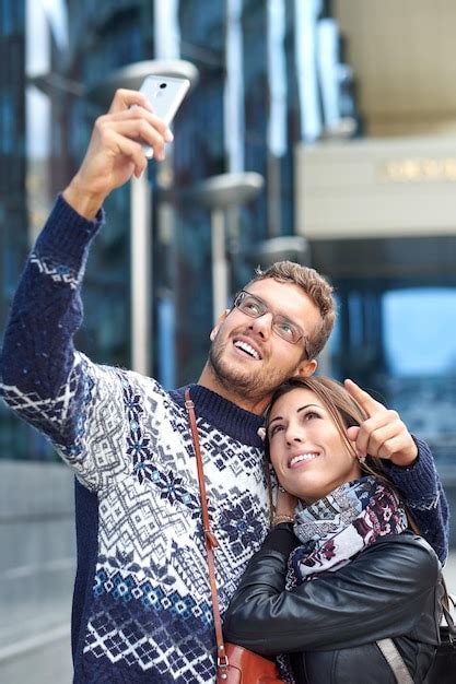 Feliz casal de turistas tirando fotos em excursão ou passeio pela