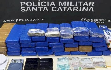 Dupla Presa Mais De Kg De Maconha Ap S Tentar Fugir De