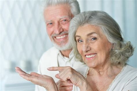 Una Feliz Pareja De Ancianos Posando Foto Premium