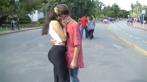 LOS MEJORES BESOS BESANDO A DESCONOCIDAS EN LA CALLE 5 JAIDER