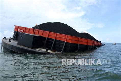 Kebocoran Kapal Tongkang Pengangkut Batu Bara Republika Online