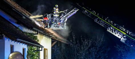 Hund Bellt Und Rettet Bewohner Hoher Schaden Bei Wohnhausbrand In