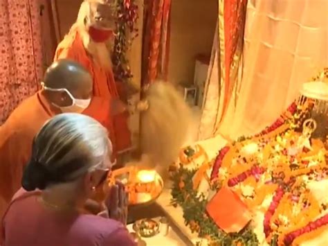 Ayodhya Deepotsav 2020 Cm Yogi Adityanath Offers Prayers To Lord Ram