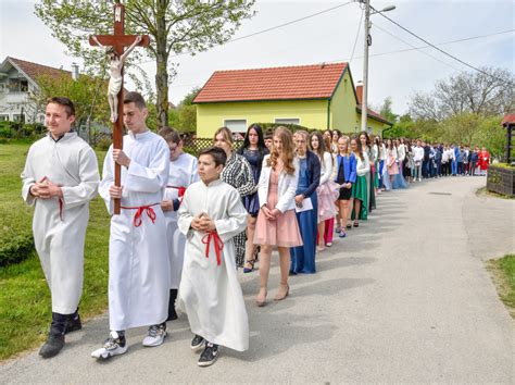 Foto Sakrament Svete Potvrde U Mo Ilama Etrdeset Mladih Od Boga