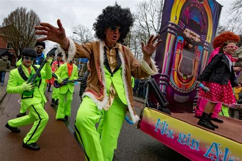 Rijen Dik Publiek Voor Holtense Carnavalsoptocht Met Deelnemers Van