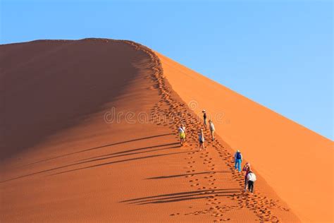 Turistas En La Famosa Duna El Parque Nacional Namibnaukluft De