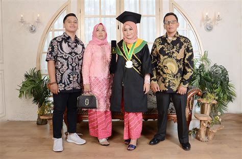 Detail Foto Wisuda Keluarga Di Studio Koleksi Nomer