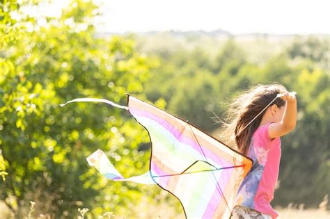 Petite Fille Faisant Voler Un Cerf Volant Photo Premium