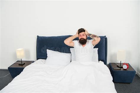 Efecto De Resaca Hipster Tiene Terrible Dolor De Cabeza En La Mañana