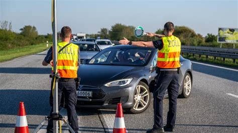 Großkontrolle am Parkplatz Jalm Zoll entdeckt Drogen und Waffen SHZ