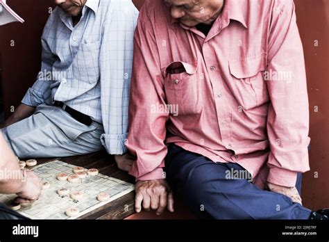 Hombres Vietnamitas Jugando Un Juego De C T Ng Tambi N Conocido Como