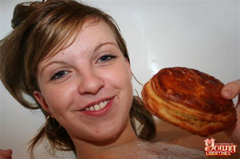 Amateur Teen Simona Enjoys Her Meal In The Bathtub While Getting Fucked CoedCherry