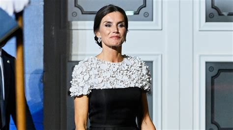 Letizia Di Spagna Tutti I Look Sfoggiati Dalla Sovrana Ai Premi