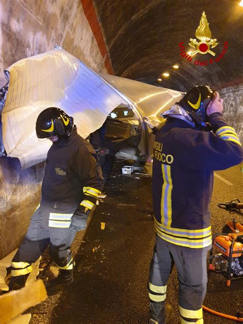 Incidente Sulla Palermo Mazara Furgone Si Schianta In Galleria