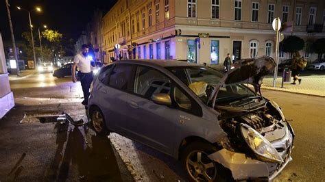 KISALFOLD Két japán kisautó csúnyán karambolozott Győr szívében fotók