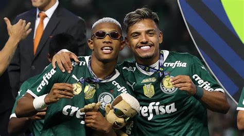 Tottenham faz investida milionária em volante cria do Palmeiras R