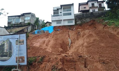 Moradores Do Parque Das Palmeiras Se Assustam Deslizamento De Terra