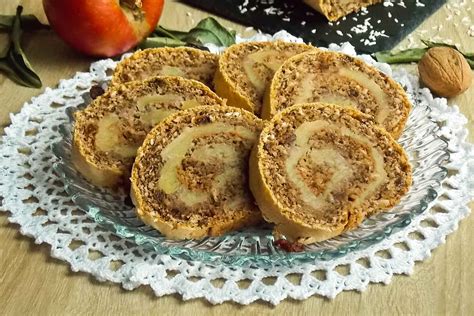 Рулет "Шарлотка"(з горіхами, родзинками та кокосовою стружкою) : Ням ...
