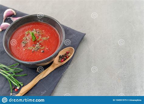 Sopa Fria Do Gazpacho Do Tomate Em Uma Placa Profunda Em Um Fundo De