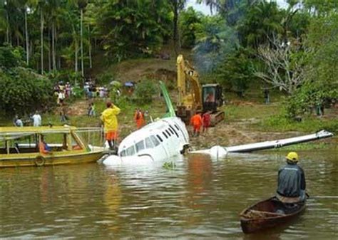 Accident of an Embraer 110P1 operated by Manaus Aerotáxi - Santo António, Brazil - 1001 Crash