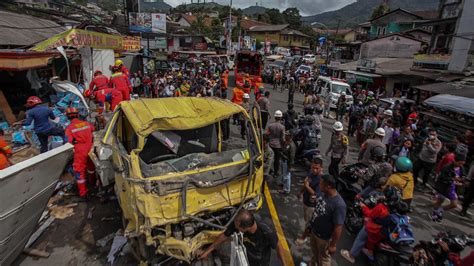 Kronologi Lengkap Tabrakan Beruntun Kendaraan Di Jalur Puncak Bogor