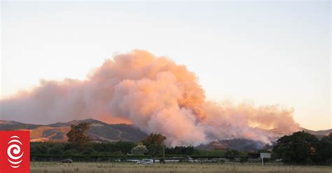 Helicopter pilot dies while fighting Chch fire | RNZ