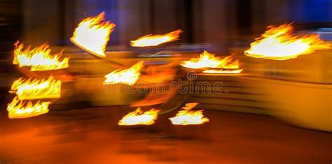 Fuego En Movimiento Hoguera En La Naturaleza Conceptos De Viaje Y