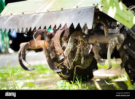 Rototiller De Un Primer Plano De Un Tractor Sin Cabina Maquinaria