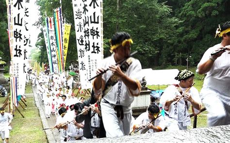 白装束の参拝者たち 五穀豊穣と家内安全を祈願する「お山参詣・宵山」 Tbs News Dig