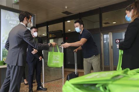 En Im Genes Casi Cien Pasajeros Estrenan El Primer Vuelo De Binter