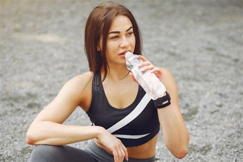 Une Fille De Sport En Tenue De Sport Boit De L Eau Photo Stock Image