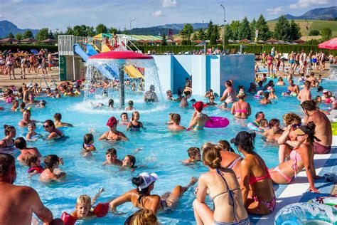 piscina llena de gente en el parque acuático durante el caluroso día