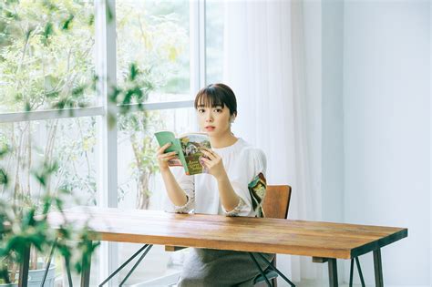 俳優歌手上白石萌音をつくってきた幾冊かの本INSPIRING BOOKS いい本との出合いは大切 Article