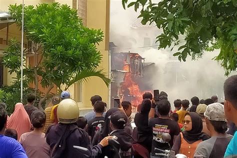 Tim Gulkarmat Padamkan Kebakaran Di Rawabadak Jakarta Utara ANTARA News