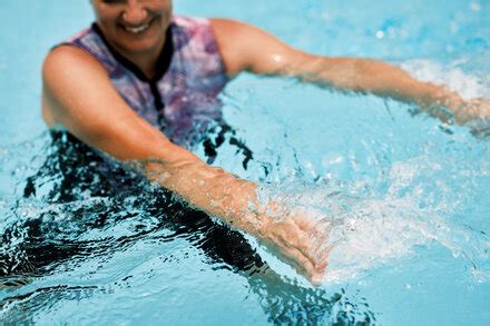 Nadar no es todo lo que puedes hacer en una piscina. Prueba estos ...